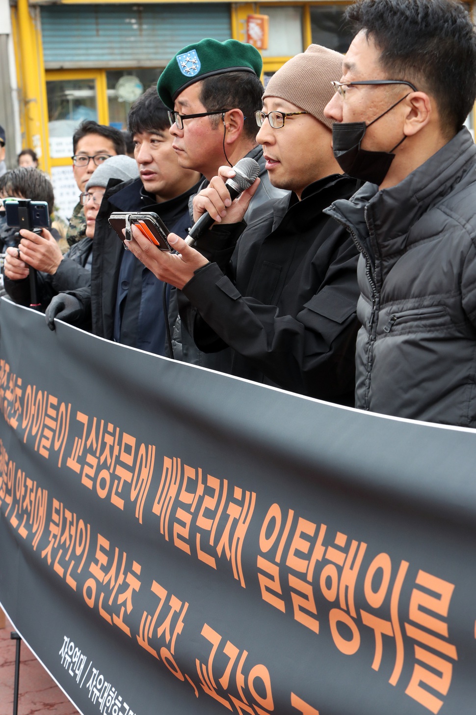  ‘전두환 구속하라’ 노래 부른 초등학교 몰려간 보수단체 “사과하라” 