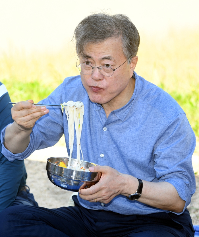  [포토] 옥산마을 주민과 모내기 뒤 새참 먹는 문 대통령 