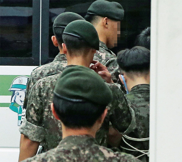 상병이 야전삽으로 여군 중대장 폭행