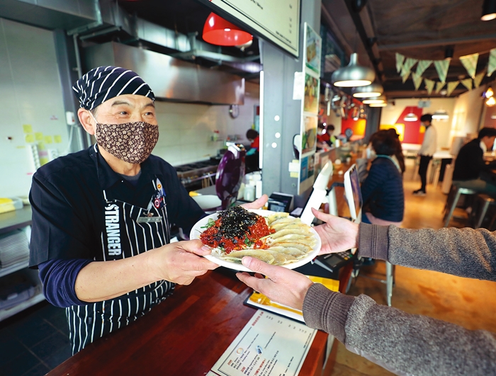 “100세 시대 노인 일자리가 곧 복지”…자치구 일자리회사 성업중
