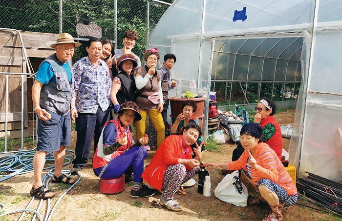 마을 텃밭에 희망 심고, 컨테이너 마을상회에서 행복 팝니다