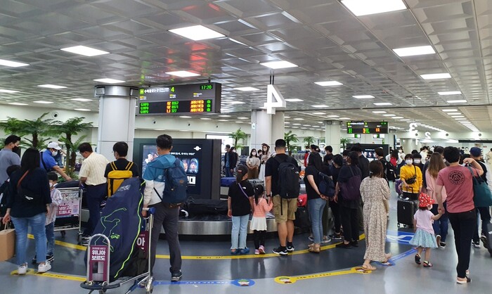 관광객 몰린 제주공항, 방역 위해 국제선 빌려 국내선으로