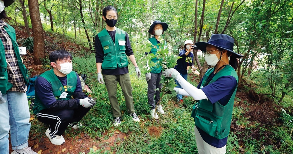 동네 숲 돌보기 활동 참가하니, ‘환경’ 살고 ‘건강’ 덤으로 얻어