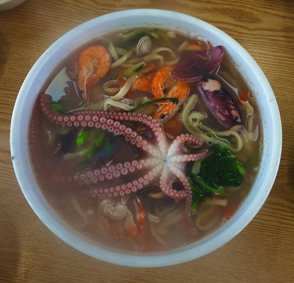 [ESC] 바다 풍미 가득한 칼국수 한 그릇