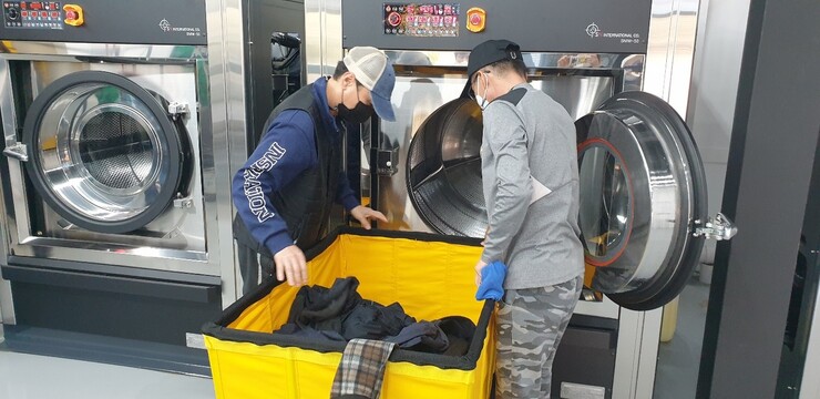 기름때 발로 빼지 말고…편하고 싼 ‘작업복 세탁소’ 오세요