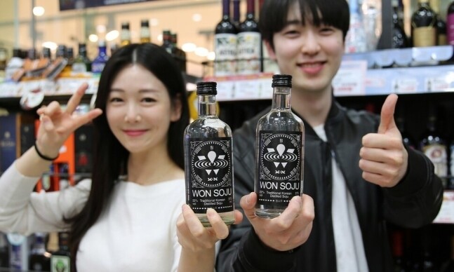 [단독] 박재범 ‘원소주’ 곤두박질…GS25 ‘독점 욕심’이 화근 됐나