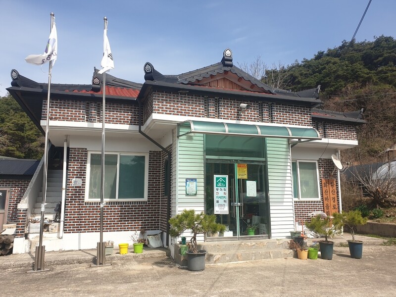 마을회관 5년간 개인사무실로 쓰는 전임 군수…열쇠 안 내놔