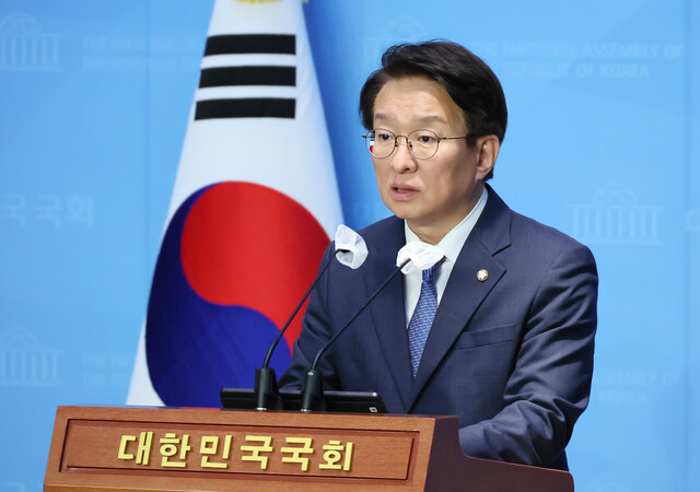 “부하 다 죽이고 무슨”…‘민주당 입’ 천안함 전 함장 비판 논란