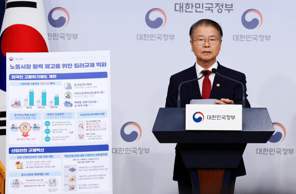 외국인노동자지원센터 예산 0원…도입 늘리고 관리는 포기?