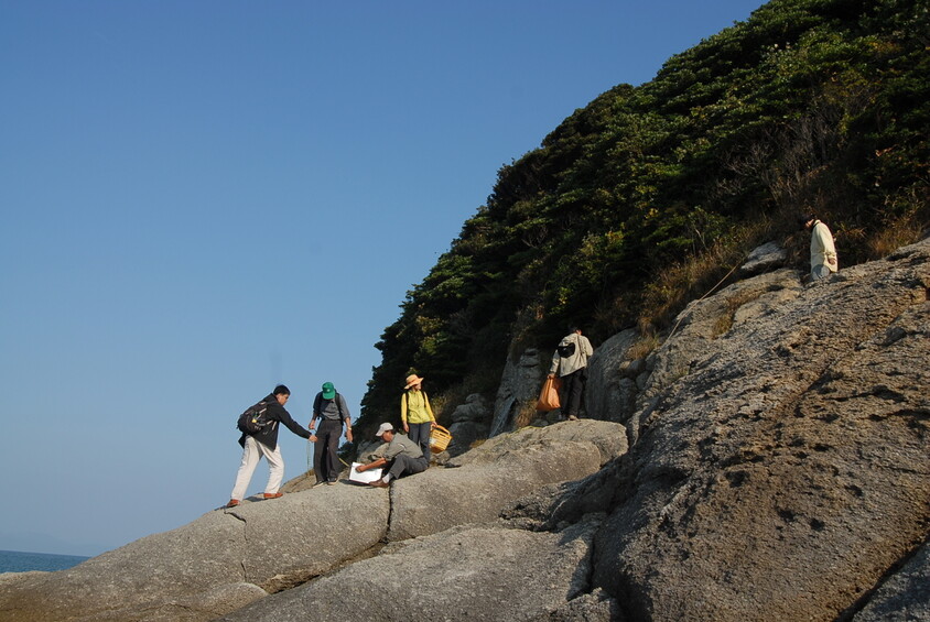 난사 뒤 섬 떠났던 경찰…다시 와 주검에 석유를 부었다 [본헌터㊱]