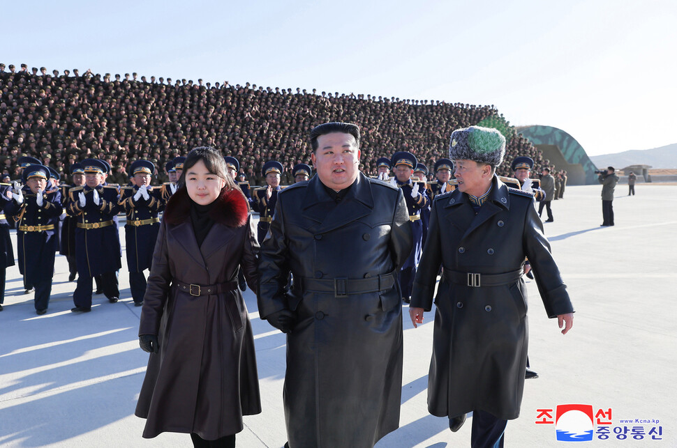 공군사령부 찾은 김정은 “달걀에 사상 재우면 바위 깰 수 있다”
