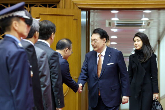 윤 대통령, 네덜란드서 귀국…당에선 윤재옥만 마중