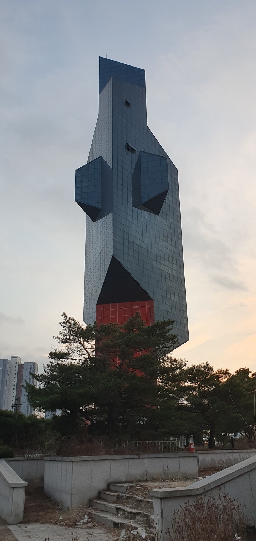 청주 랜드마크 명암타워 ‘운명의 시간’…철거여부 여론조사