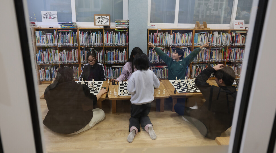 협동조합 위기 맞자, 주민들이 모금·인테리어 직접 참여