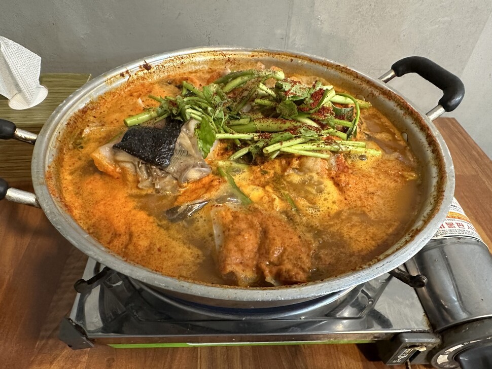 겨울철 곰삭은 홍어찌개 알싸한 맛…60년 세월이 빚었네