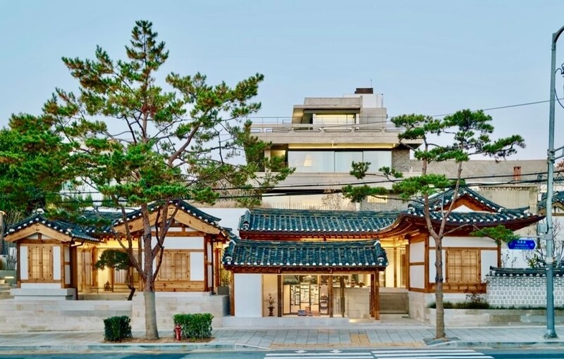 두꺼운 시간의 질감을 품은 집 [배정한의 토포필리아]