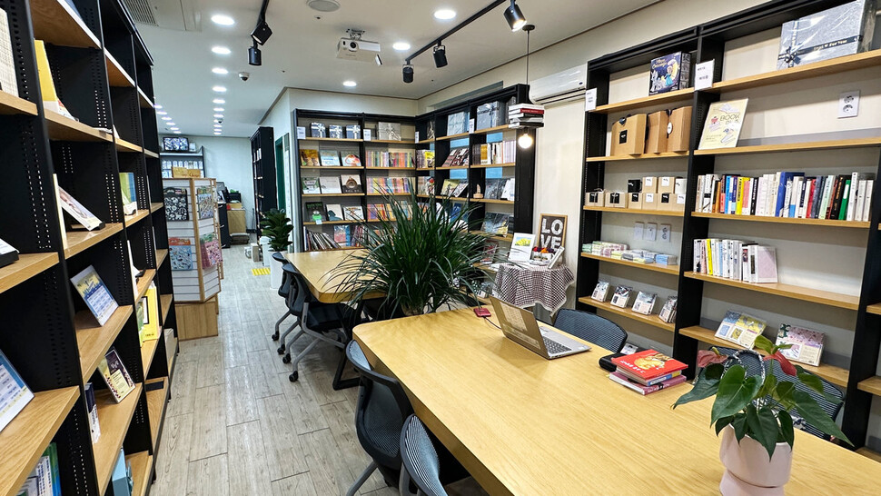 [책&생각] 학습·소통·상상을 주선하는 ‘마중물’ 책방입니다