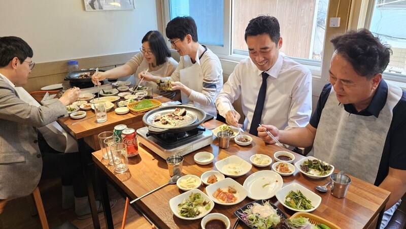 ‘소고기라고 속을 뻔했다’…연탄불에 구워 먹는 돼지생갈비