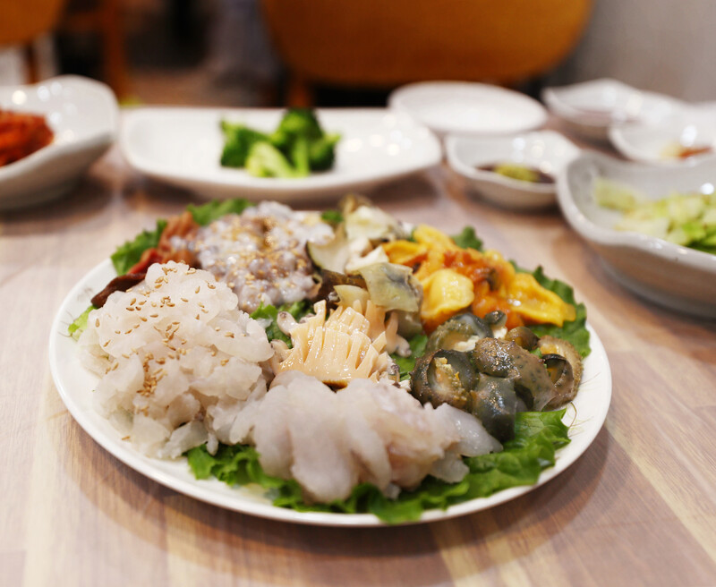 1만원 백반에 반찬 겁나 많아부러~ ‘고장의 얼굴’이 주걱인 곳