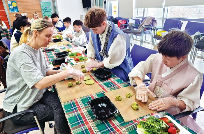 “한국인의 따뜻한 정 느꼈어요”…중구, 러시아권 학생들과 케이(K)-푸드 탐험