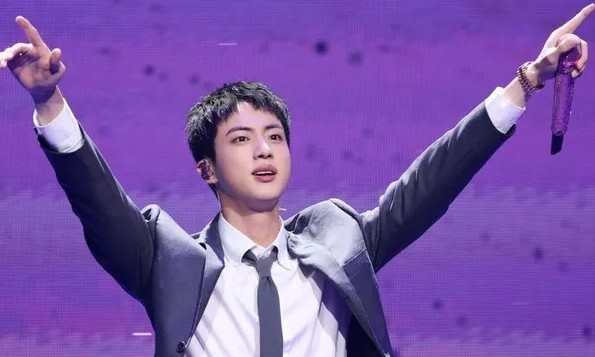 BTS 진에 기습 입맞춤한 50대 일본 여성 검찰 송치