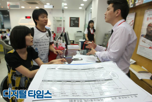 [포토] 휴대폰 매장을 찾은 고객들