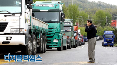[포토] 고유가에 멈춰 선 화물차들