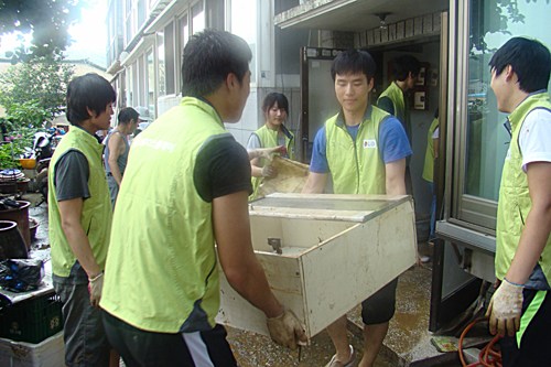 LG디스플레이, 파주서 수해복구 `구슬땀`