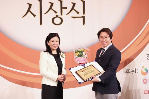 밝은 미소 만드는 입꼬리성형수술, 자연스러운 인상이 중요해