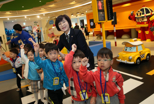 현대차 일산지점 `현대 폴리 교통안전 놀이터` 개소