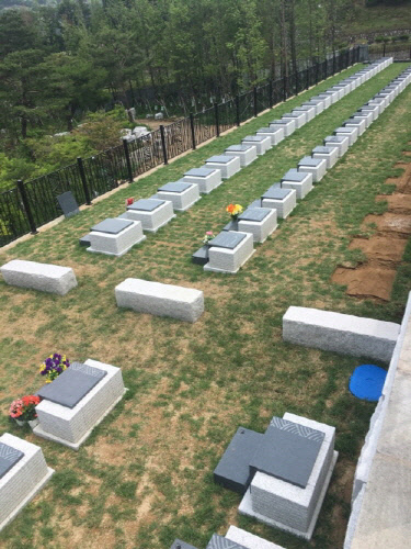 공원묘지에 조성하는 문중묘…용인공원 정담원 윤달 맞아 인기
