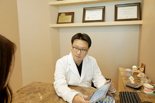 치과 임플란트 시술 후 섬세한 사후 관리 중요
