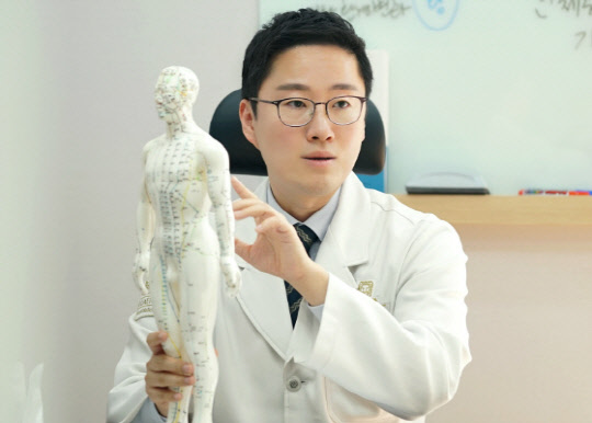 자꾸만 머리 만지는 아이, 혹시 ‘발모벽’은 아닐까?