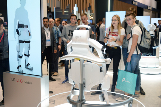 [IFA 2018] LG전자, AI 솔루션·프리미엄 가전으로 관람객 눈길 사로잡아