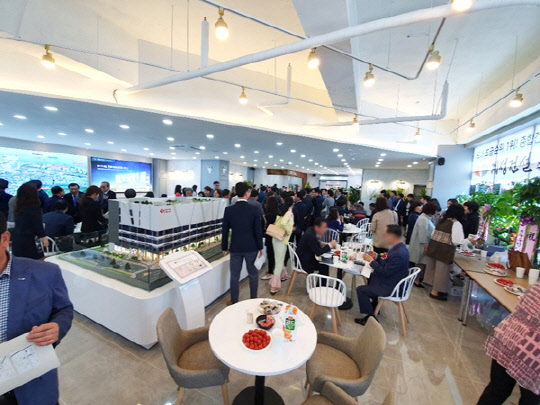전주 ‘송천동 롯데시네마 파인트리몰’ 10일 홍보관 오픈... 관람객 몰려 ‘성황’