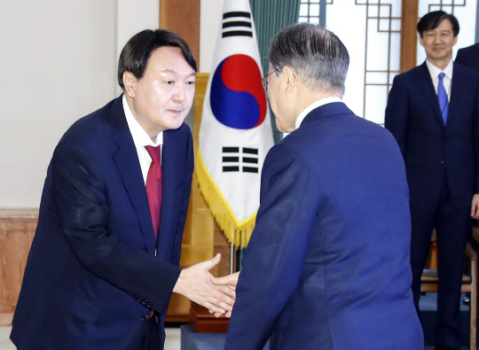 윤석열 신임 검찰총장, "檢 본질에 더 충실할것"…조국과 장시간 대화도