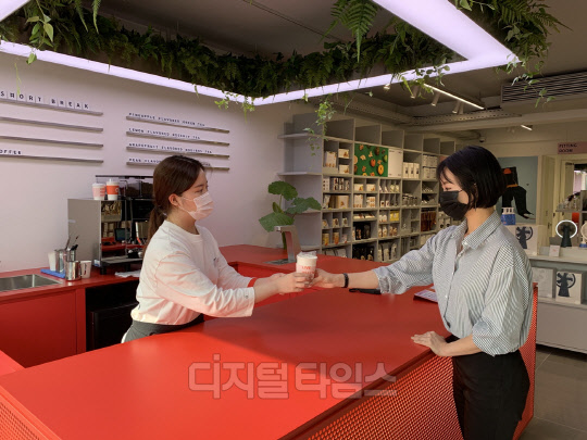 신논현역에 `카페형 매장` 신세계 자주, VIP 서비스
