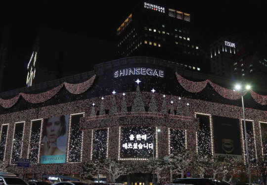 `벌써 크리스마스야`…신세계百, 본점 외관에 크리스마스 장식