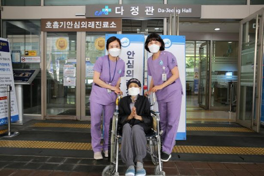 국내 최고령 코로나19 환자 `106세 할머니`, 중앙대병원서 완치 후 퇴원