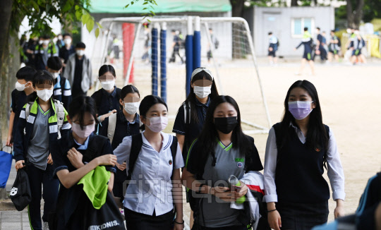 [포토] 수도권 중학생 오늘부터 3분의 2 등교