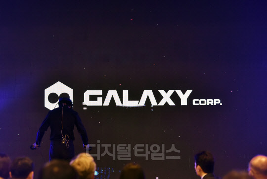 [포토]`부산콘텐츠마켓` 개막공연 펼치는 염동균 작가-갤럭시코퍼