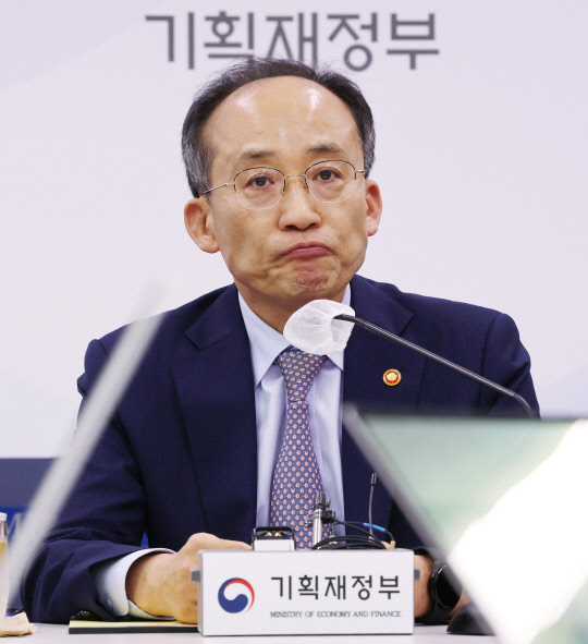 인력 줄인다던 공기업도 요지부동