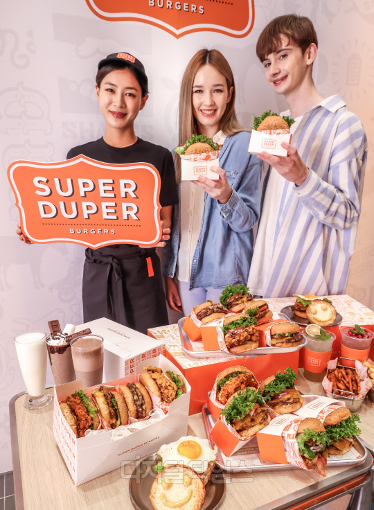 [포토] bhc그룹, 슈퍼두퍼 글로벌 1호점 강남에 오픈
