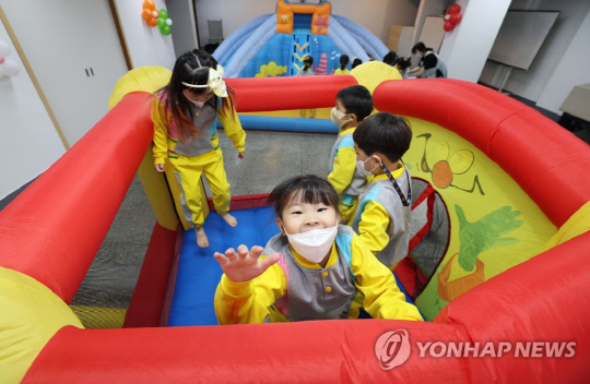 내년 만5세 유치원비 지원금 5만원 인상 추진…유치원·어린이집 통합모델 출범