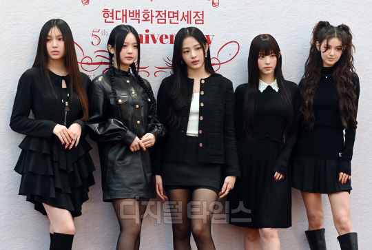 [포토]뉴진스 `현대백화점면세점 모델 이에요~`