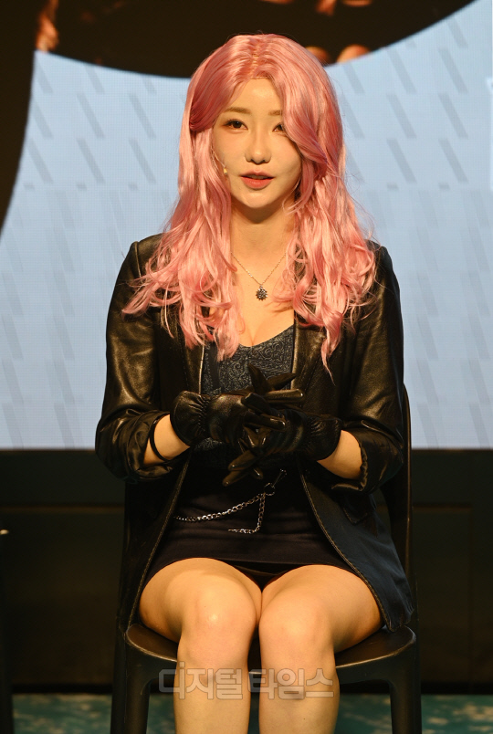 [포토]걸밴드 QWER 마젠타 `용과같이8 속 선희, 닮았나요?`