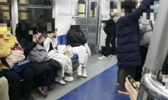 사람들 서서 가는데 좌석에 짐 올려놓고 쿨쿨…지하철 민폐女에 공분