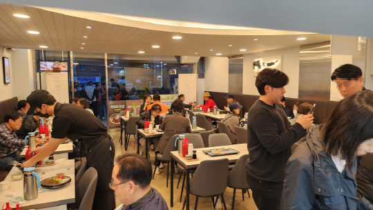 고물가기조 속 외식 프랜차이즈...육회바른연어, ‘바른’가격과 맛으로 시장 공략