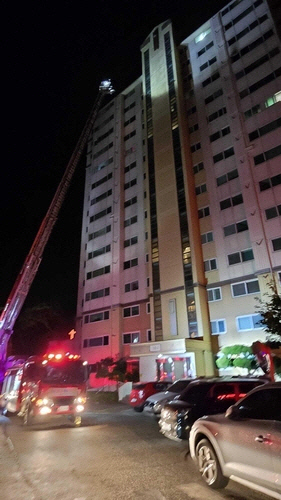 속초 아파트 12층서 화재…50대 추락 사망