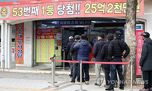 로또 판매액 작년 6조원, 역대 최대…1등 당첨금 33억 vs 4억, 최대 8배